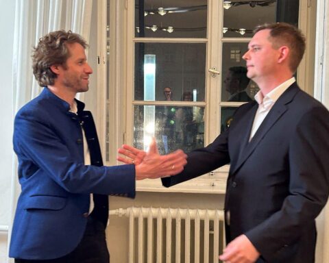 Zwei Wahlkandidaten, Sebastian Martins Niedermaier und Jonas Glüsenkamp, stehen im Fokus der Wahl.