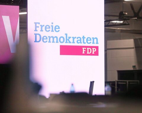 FDP-Logo auf Parteitag, Marie-Agnes Strack-Zimmermann als mögliche Vorsitzende im Fokus.