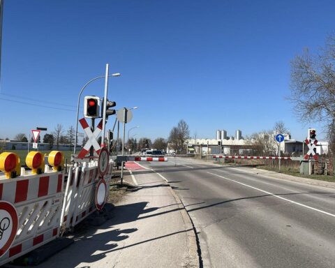 Bahnübergang in Schwaighofen, Baustellenabsperrungen, Verkehrschaos, Umleitungen, Fußgänger und Radfahrer betroffen.
