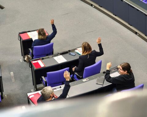 Abstimmung in der Linksfraktion über Strategie gegen Bundesregierung und geplante Sozialreformen.