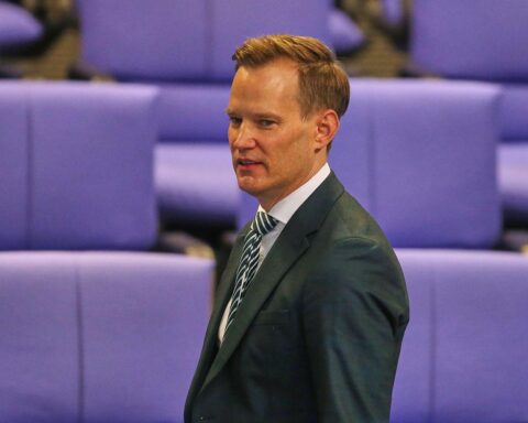 Hendrik Streeck verteidigt Verbot gesundheitsschädlicher Inhaltsstoffe in E-Zigaretten für besseren Gesundheitsschutz.