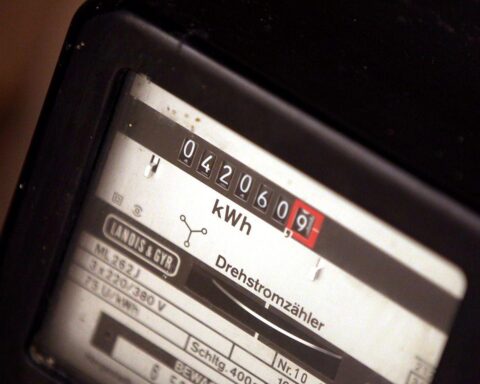 Stromzähler im Fokus, symbolisiert die Benachteiligung treuer Kunden im deutschen Strommarkt.