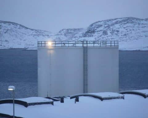 Ölpreiserhöhung beeinflusst Deutschlands Wirtschaftswachstum, Inflation und globale Lieferketten erheblich.