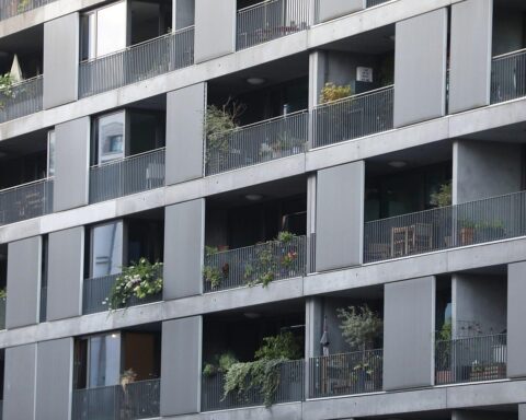 Modernes Wohnhaus mit Balkonen symbolisiert die Herausforderung bei der Bereitstellung von Mitarbeiterwohnungen.