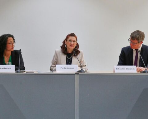 Studie zeigt weitverbreitete Diskriminierung in Deutschland, insbesondere gegen marginalisierte Gruppen.