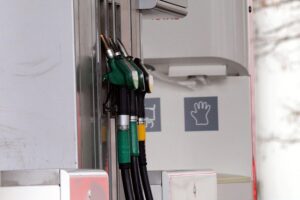 Tankstelle mit Warteschlangen und vollen Tanks, Kundschaft reagiert auf steigende Kraftstoffpreise.