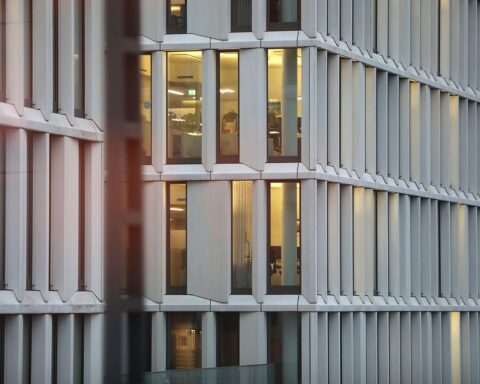 Insolvenzverfahren in Sachsen-Anhalt: Büros, Akten und Statistiken prägen das Bild.