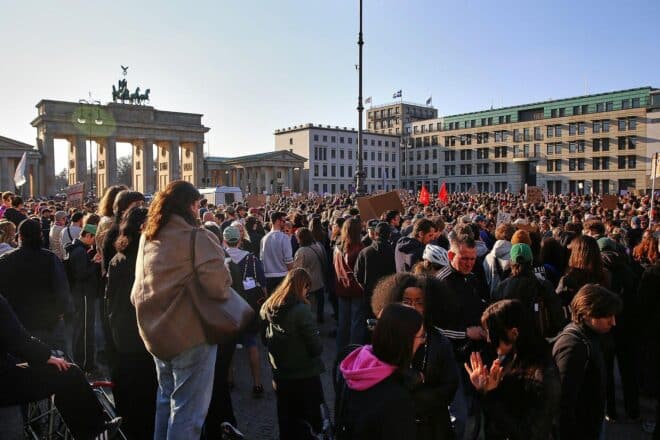 Tausende demonstrieren in Berlin gegen digitale Gewalt