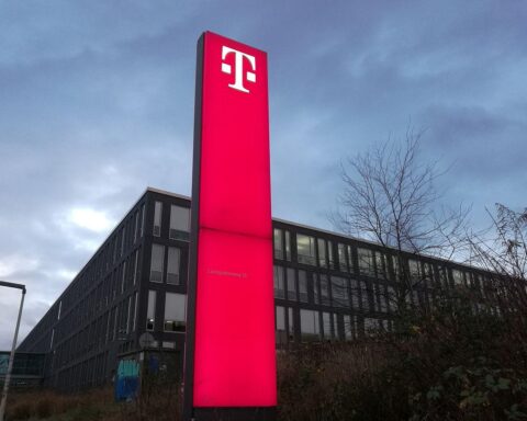 Ein Bild von Glasfaserkabeln, Telekommunikationsanlagen und Personen, die über Netzwerkkonkurrenz diskutieren.