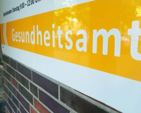 Gesundheitsministerin besucht Gesundheitsamt, um neues Gesetz zur Stärkung des Gesundheitsdienstes vorzustellen.