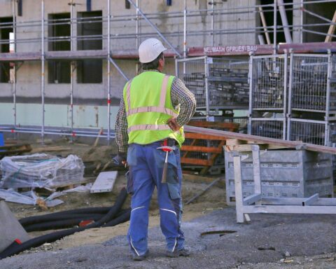 Bauarbeiter auf einer Baustelle, symbolisiert den Umsatzanstieg des Thüringer Baugewerbes.
