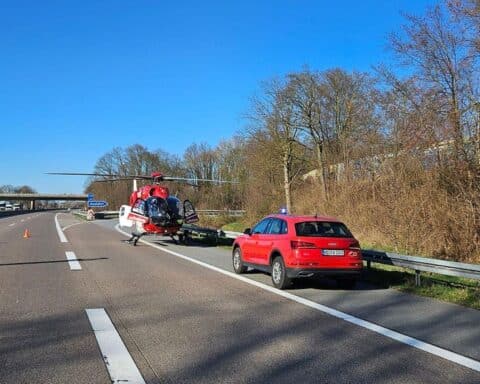 Rettungshubschrauber landet auf Autobahn nach schwerem Unfall mit mehreren Fahrzeugen und Verletzten.