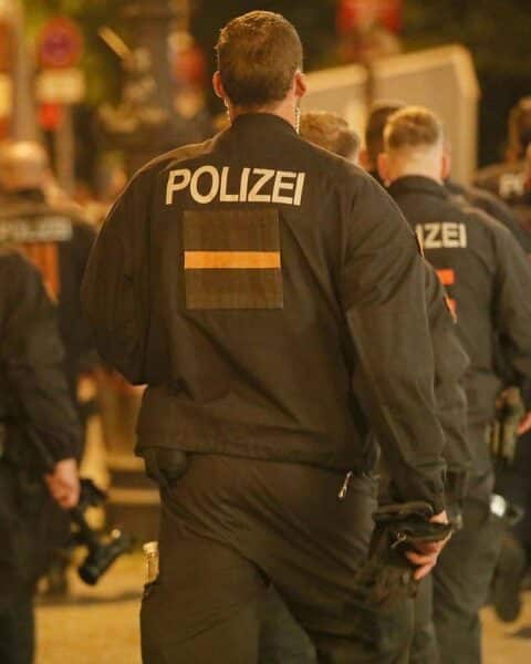 Unfallstelle auf der B23 mit Polizei, Rettungskräften und beschädigtem Fahrzeug im Fokus.