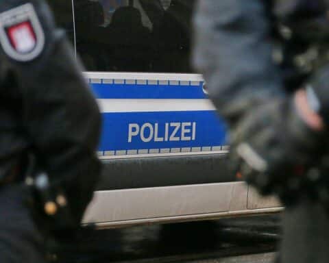 Ein toter Hund im Wasser, Schnauze zugebunden, Polizei ermittelt wegen Tierschutzverstoß.