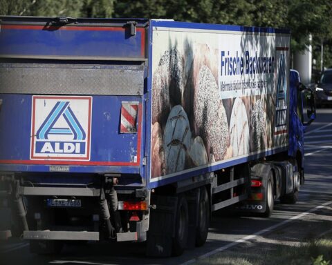 ALDI-Lkw fährt auf der Straße, symbolisiert steigende Transportkosten und drohende Preissteigerungen im Handel.