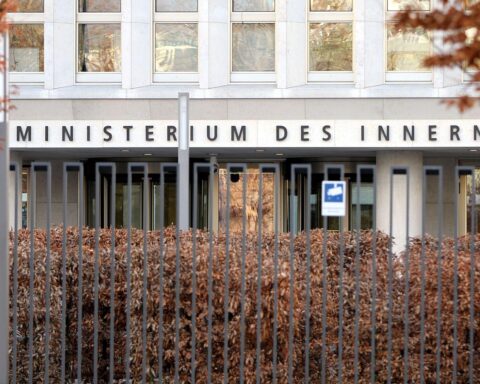 Ein Bild von afghanischen Flüchtlingen, die um Hilfe bei deutschen Behörden bitten.