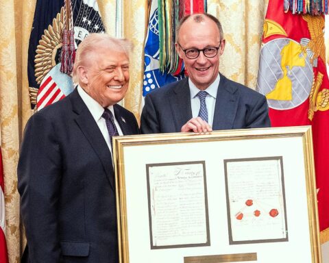 Friedrich Merz überreicht Donald Trump ein historisches Faksimile im Weißen Haus.