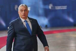 Viktor Orbán und Donald Trump, symbolisieren Unterstützung und internationale politische Beziehungen vor Ungarns Wahl.