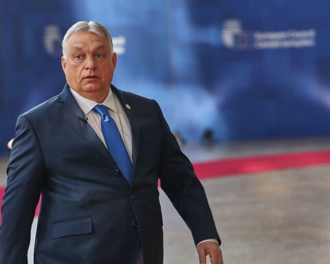 Viktor Orbán und Donald Trump, symbolisieren Unterstützung und internationale politische Beziehungen vor Ungarns Wahl.