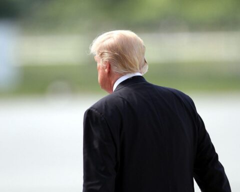 Donald Trump kündigt militärische Maßnahmen gegen Iran an, Bild zeigt ihn nachdenklich.