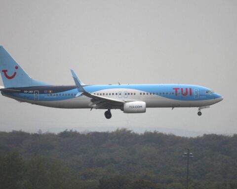 TUI Fly-Flugzeug über Dubai, symbolisiert Rückkehr des Tourismus nach dem Iran-Krieg.