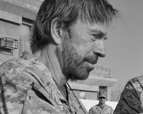 Ein Porträt von Chuck Norris, umgeben von filmischen Erinnerungen und symbolischen Elementen seines Lebens.