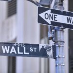 US-Börsenmarkt mit fallenden Kursen und Schwerpunkt auf Ölpreisentwicklung und Nahost-Konflikt.