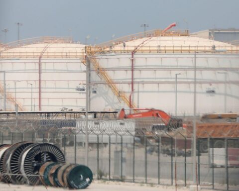 Öltanks in Katar symbolisieren die globale Energieversorgung und geopolitische Spannungen im Nahen Osten.