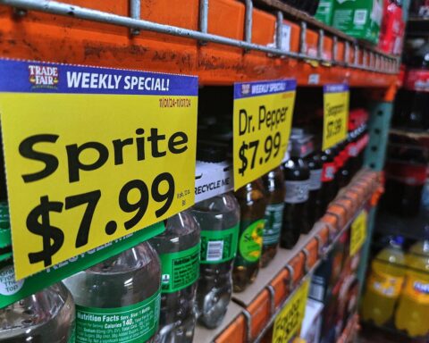 Preise für Erfrischungsgetränke in einem US-Supermarkt, Symbolik für aktuelle Inflationsthemen.