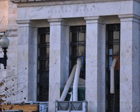 Baustelle am Sitz der Federal Reserve, symbolisiert Wirtschaftslage und Notenbankentscheidungen in den USA.