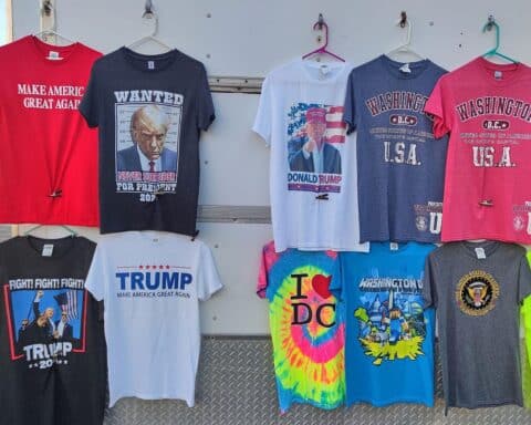 T-Shirts mit Donald Trump, Symbol für gesunkenes Vertrauen der Deutschen in die USA.
