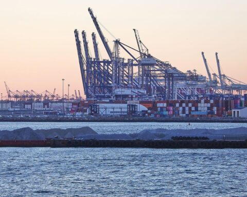 Industrieanlagen mit US-amerikanischen und europäischen Produkten, symbolisierend den Handelskonflikt zwischen den Nationen.