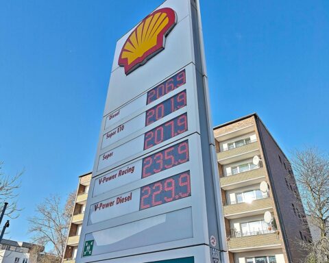 Shell-Tankstelle mit Preistafeln, reflektiert steigende Energiepreise und Bedarf an staatlichen Entlastungen.
