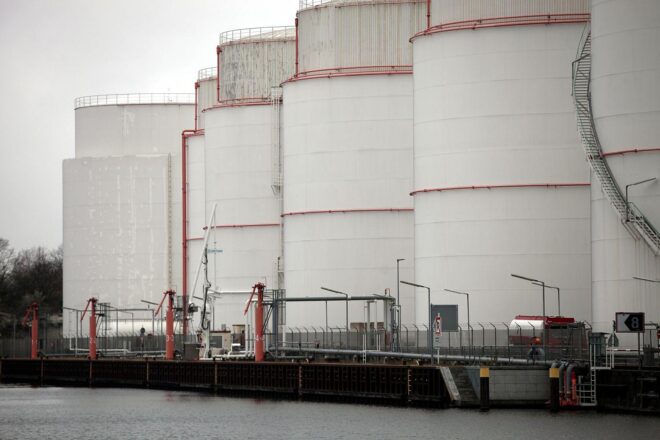 Umfrage: Mehrheit will Öl-Embargo gegen Russland beibehalten