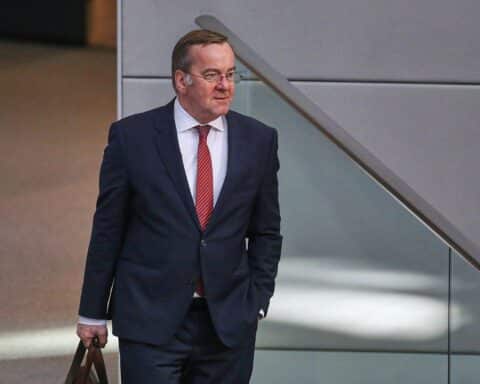 Boris Pistorius, zufriedener Verteidigungsminister, umgeben von Politikern mit niedrigerer Beliebtheit.