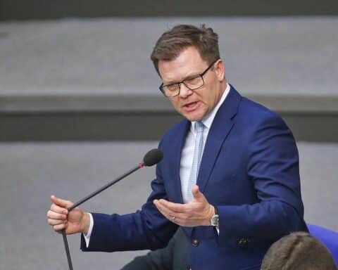 Carsten Schneider diskutiert erneuerbare Energien und deutsche Energieunabhängigkeit in unsicheren Zeiten.