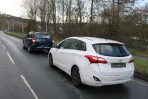 Unfallstelle mit drei beschädigten Fahrzeugen und Polizeipräsenz, nach Auffahrunfall in Hagen.