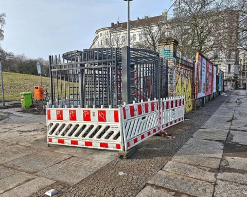 Beschädigte Tore mit Fahrradschlössern am neuen Zaun des Görlitzer Parks in Berlin.