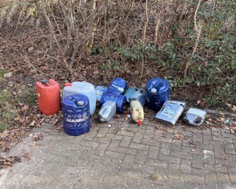 Illegale Ablagerung von Altöl in Behältern auf Parkplatz hinter Freibad in Horneburg.