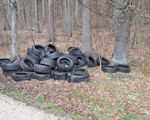 Illegale Entsorgung von Altreifen an Parkplätzen in der Nähe von Laichingen. Umweltverschmutzung.