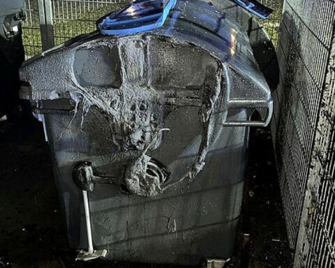 Angezündete Müllcontainer in der Nacht auf Erfurt, Polizei ermittelt wegen Brandstiftung.