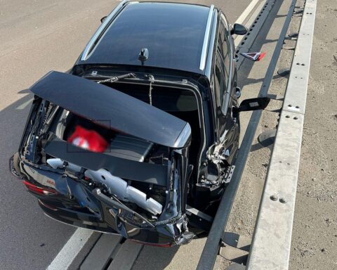 Unfall auf A6: Pkw kollidiert mit Lkw, Fahrerin verletzt, Polizei ermittelt.
