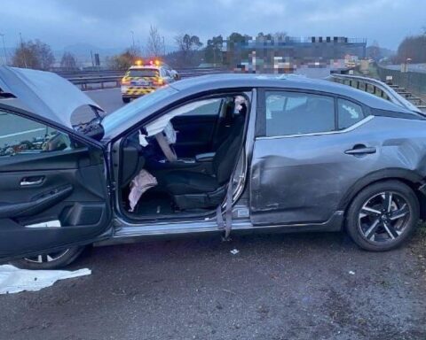 Unfall auf der A6: Nissan kollidiert mit Lkw, Fahrerin verletzt, Autobahn gesperrt.