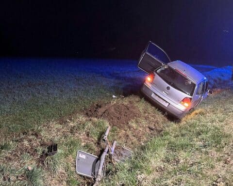 Ein Auto im Graben, Unfallstelle, Polizei-Absperrung, Hinweise auf Drogen und Alkohol.