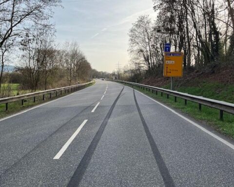 Reifenspuren und beschädigte Leitplanke an der Unfallstelle zwischen Schweich und Trier-Ehrang.