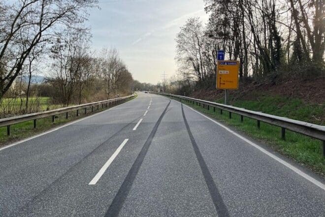 Unfallflucht auf B53 bei Schweich nach Leitplanken-Crash