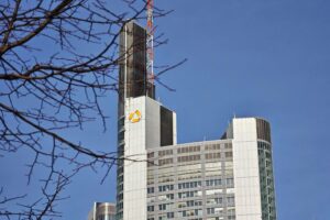Commerzbank-Tower mit Unicredit-Logo und Symbol für Übernahme, neben einer stilisierten Europakarte.
