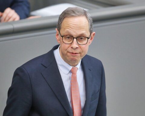 Hendrik Hoppenstedt diskutiert Gesetzesentwurf gegen Vetternwirtschaft im Bundestag, sichtbar in Archivfoto.