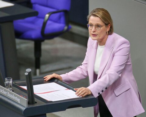 Justizministerin Stefanie Hubig diskutiert digitalen Gewaltschutz – relevante politische Debatte und Forderungen.