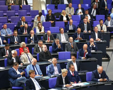 Politiker im Bundestag, angespannte Atmosphäre, Provokationen, Auseinandersetzungen zwischen AfD und anderen Fraktionen.